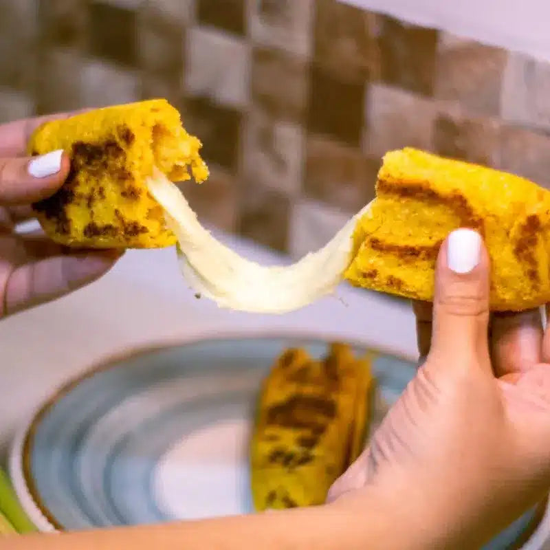 2 paquetes de arepas rellenas de queso mozzarella x4 und + 2 Bandejas de palitos de chocolo x3 und