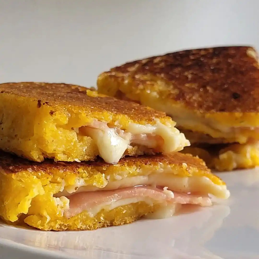 Paquete de arepas de chocolo rellenas de queso mozzarella, jamón y bocadillo x4 und